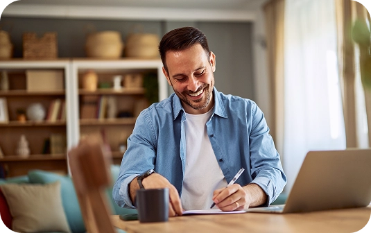 hombre haciendo cuentas en una libreta calculadora de prestamos banpais mobile