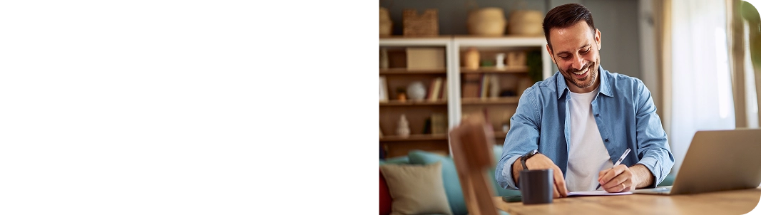 hombre haciendo cuentas en una libreta calculadora de prestamos banpais