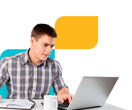 hombre revisando apuntes con ayuda de su computadora reglamento programado de lealtad banpais