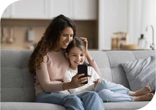 madre con su hija en sillon puntos de servicio remesas banpais
