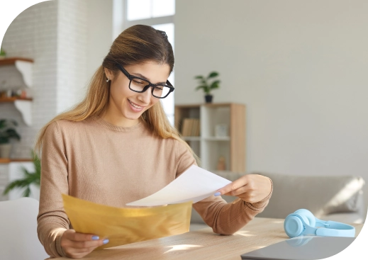 mujer sosteniendo sobre