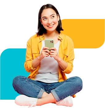 mujer sosteniendo su celular banca internacional banpais