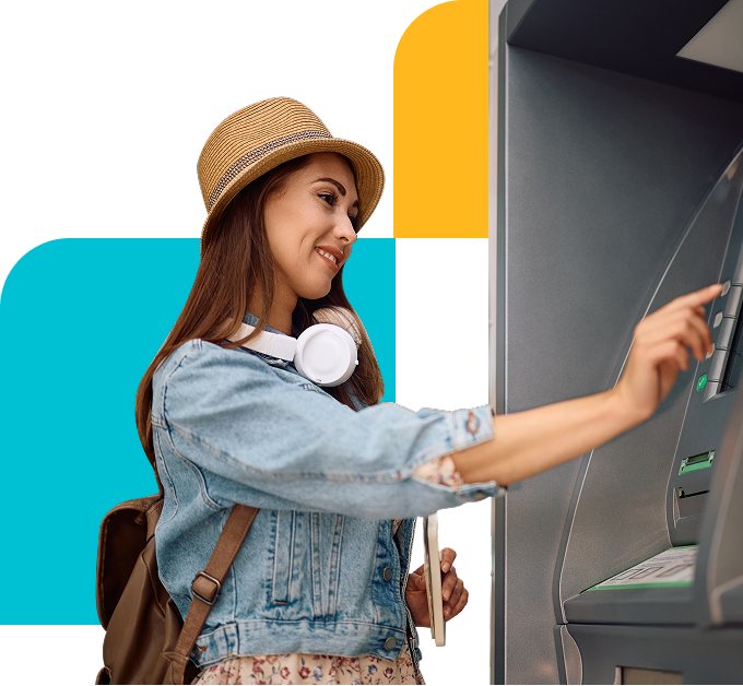 Mujer en marcando en Cajero Banpais