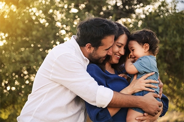 familia feliz abrazando a si hijo cuenta ahorro seguro plus banpais familia feliz abrazando a si hijo cuenta ahorro seguro plus banpais
