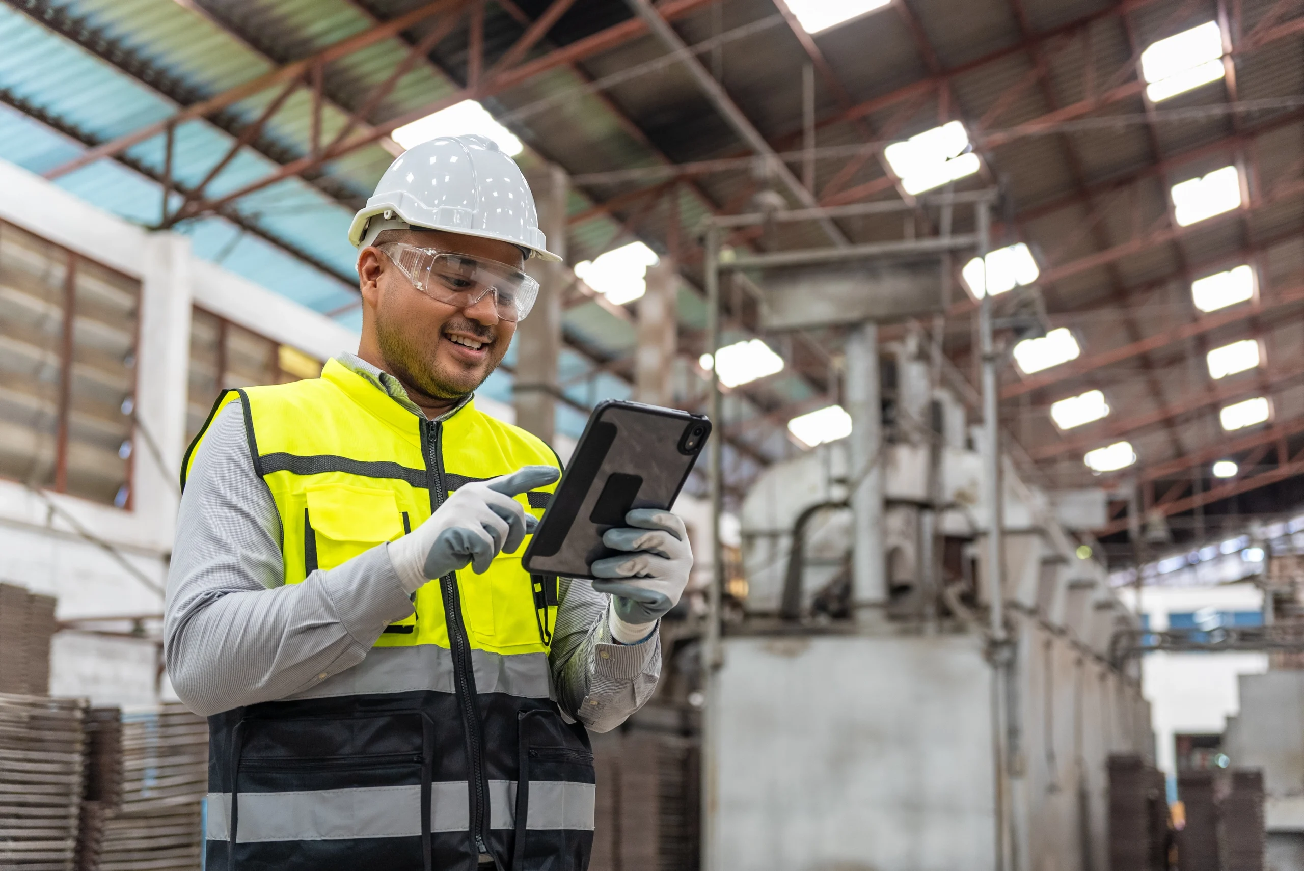 ingeniero-utilizando-ipad-cuenta-catracha-banpais ingeniero-utilizando-ipad-cuenta-catracha-banpais