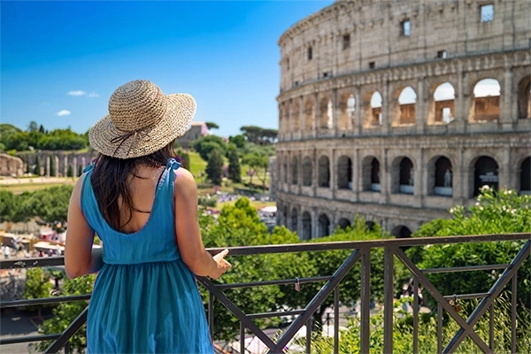 mujer de viaje en roma viendo el coliseo romano cuenta de ahorro en euros banpais mujer de viaje en roma viendo el coliseo romano cuenta de ahorro en euros banpais