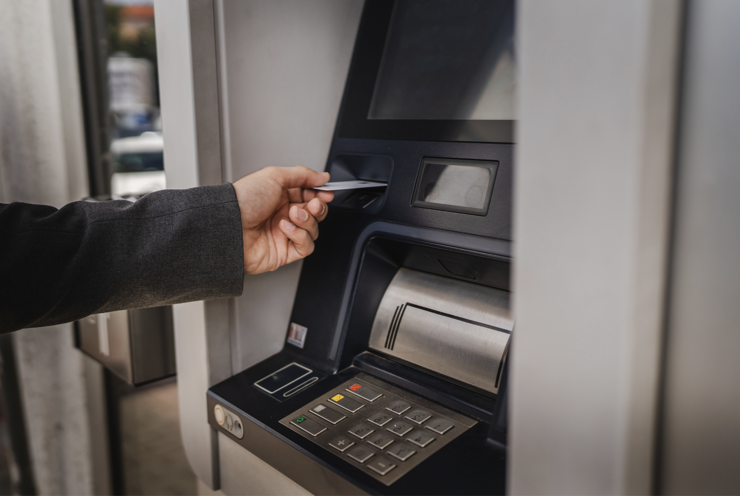 persona ingresando tarjeta de credito a Cajero