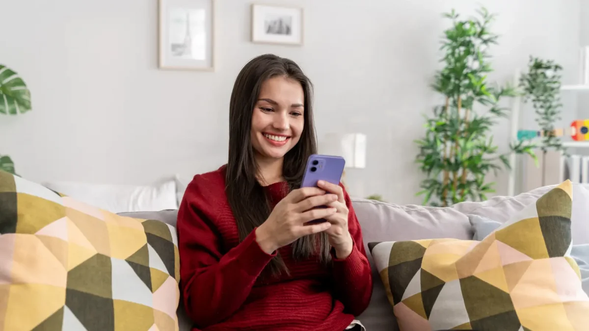 Mujer disfrutando la App de Banpaís-Banner Manuales Banpaís