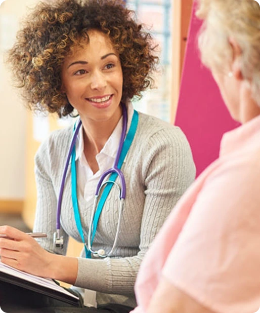 enfermera hablando con anciana seguro de gatos medicos seguros del pais enfermera hablando con anciana seguro de gatos medicos seguros del pais