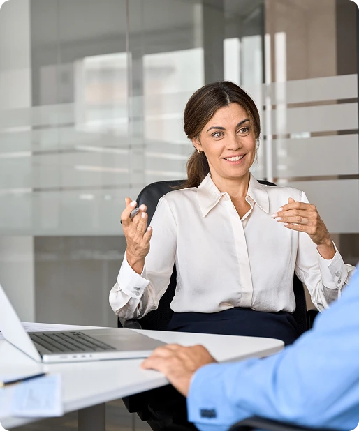 mujer y hombre teniendo una reunion cultura de servicio seguros del pais mujer y hombre teniendo una reunion cultura de servicio seguros del pais