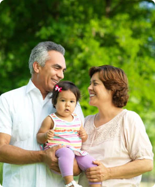 pareja de ancianos sosteniendo bebe seguro de vida seguros del pais pareja de ancianos sosteniendo bebe seguro de vida seguros del pais