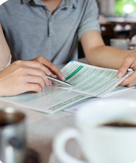 persona viendo papeleo seguro de accidentes personales seguros del pais persona viendo papeleo seguro de accidentes personales seguros del pais