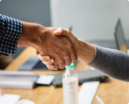 personas dandose la mano fianzas seguros del pais