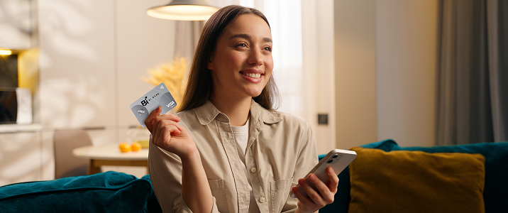 Mujer feliz utilizando su tarjeta de crédito para promociones exclusivas Mujer feliz utilizando su tarjeta de crédito para promociones exclusivas